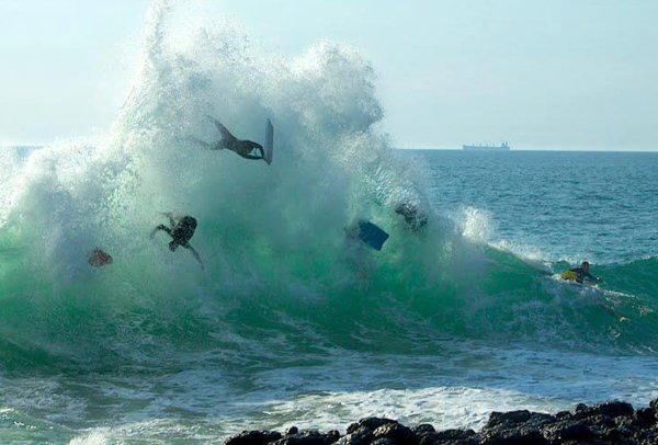 Огромная волна и человек