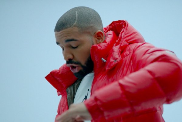 С темнокожим парнем в красной куртке