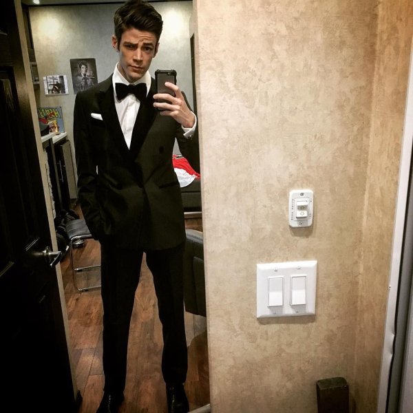 Мужчина в костюме селфи