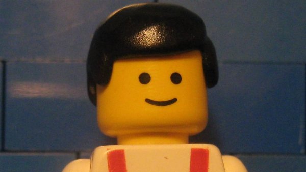 Человечек с волосами из лего