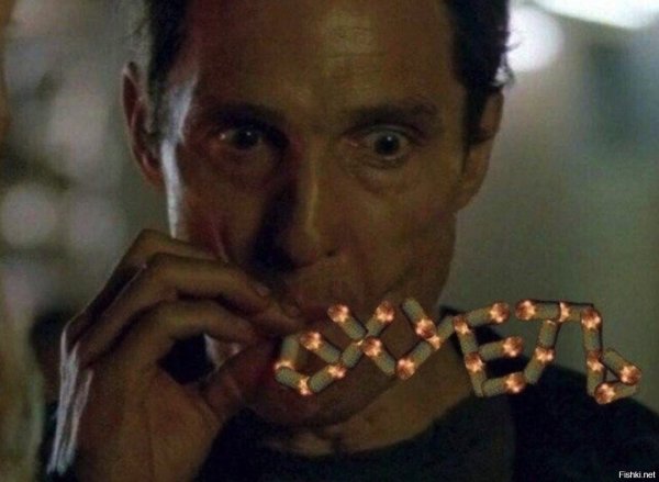 Мэттью Макконахи курит