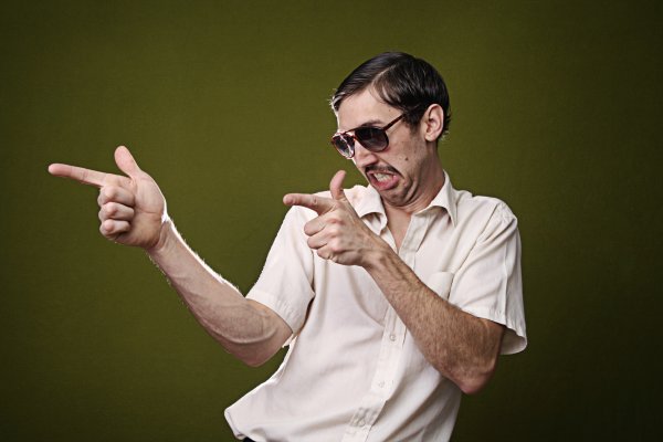 Стреляет из пальца