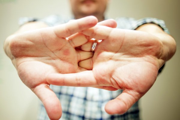 Человек разминает пальцы