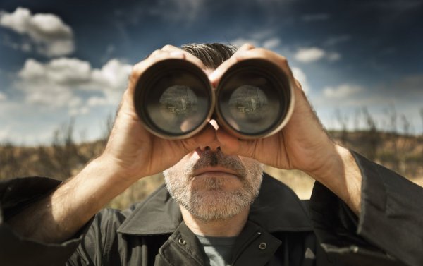 Мужик с биноклем