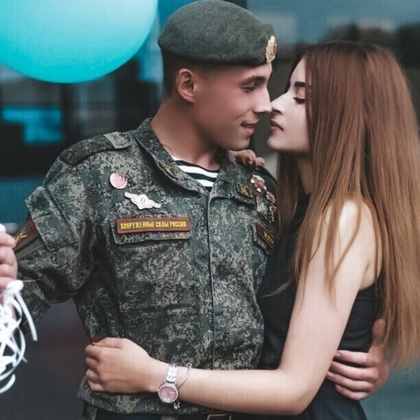 Девушка дождалась парня из армии