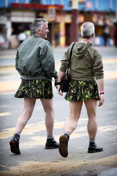 Смешной парень в военной форме