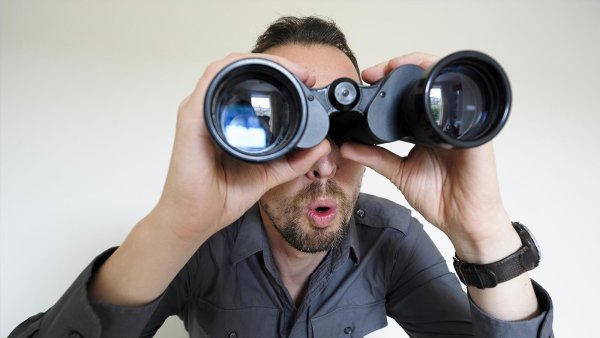 Человек с биноклем