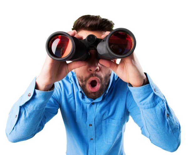 Человек смотрит в бинокль