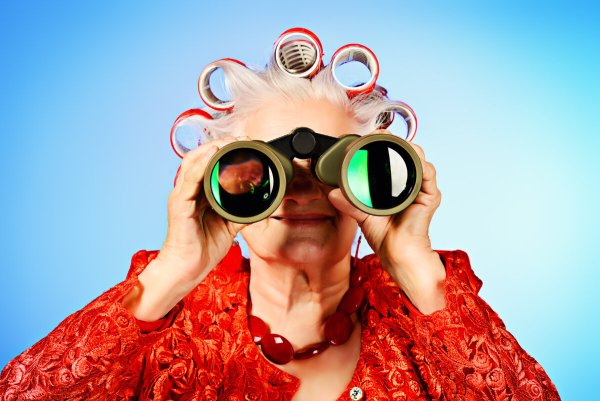 Баба с биноклем