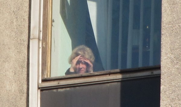 Бабка выглядывает из окна