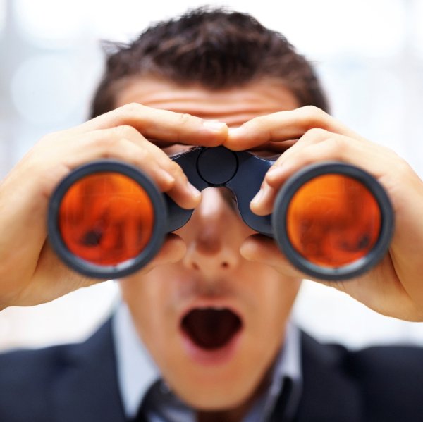 Наблюдает в бинокль