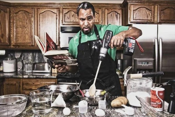 Мужик на кухне