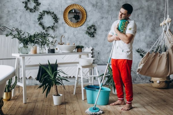 Мужчина убирается