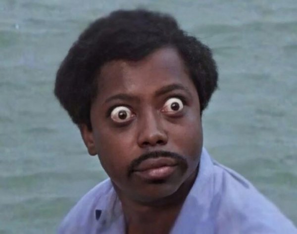 С чернокожим парнем с удивленным лицом