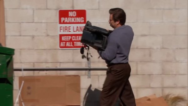 Мужик выкидывает комп в мусорку