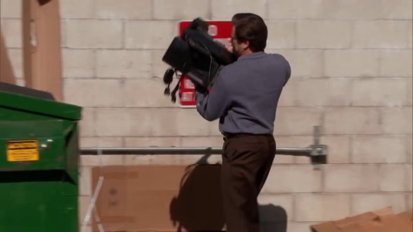 Выкидывает компьютер в мусорку Мем