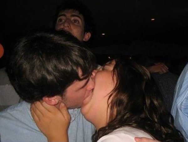 Поцелуй прикол картинки