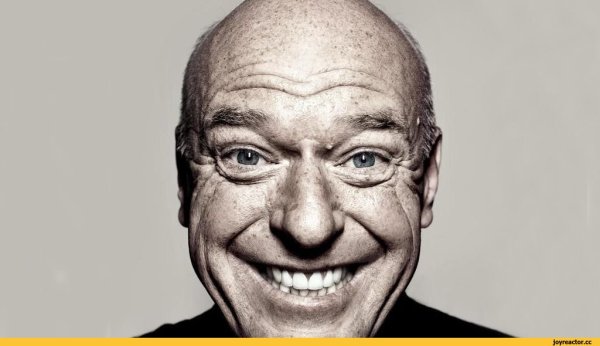 Хэнк Шрейдер улыбается