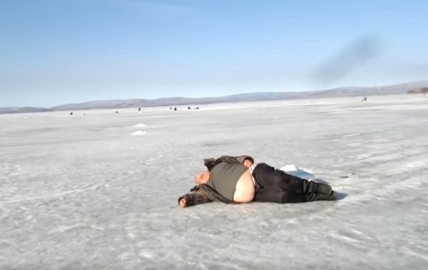 Жирный мужик лежит на льду