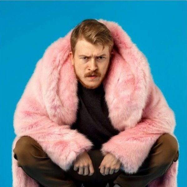 Мужик в розовой шубе