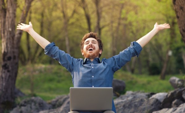 Человек радостный