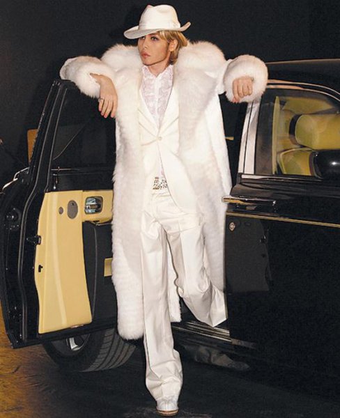 Сергей Зверев в белом костюме