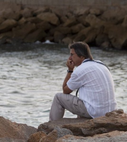 Задумчивый мужчина на природе