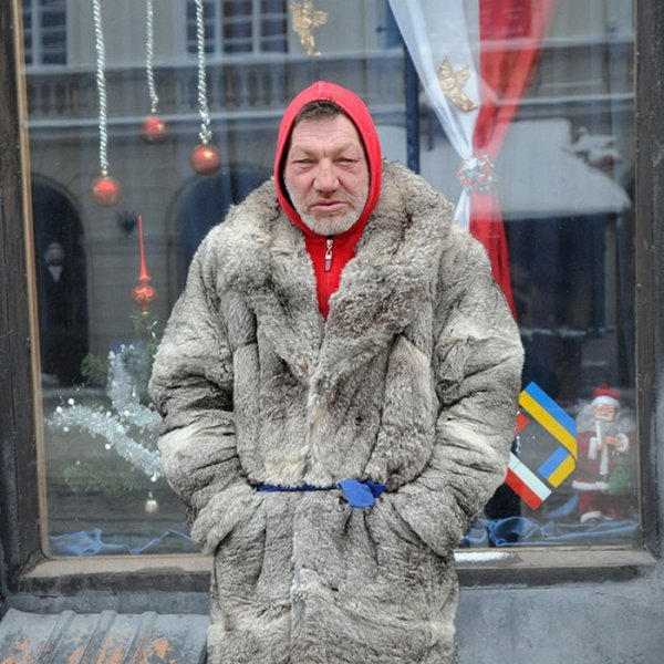 Бомж в шубе