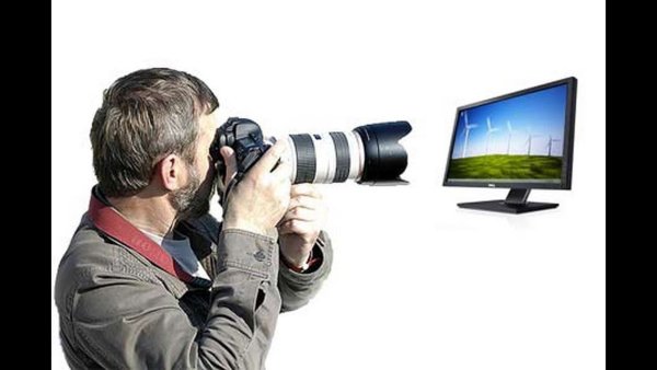 Фотограф фотографирует экран