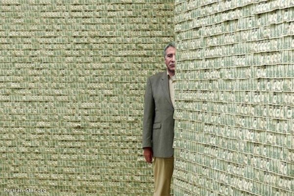 Человек с кучей денег