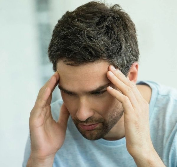 Мужчина думает