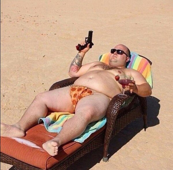 Смешные люди на пляже