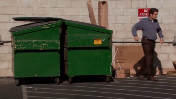 Мужик выкидывает комп в мусорку