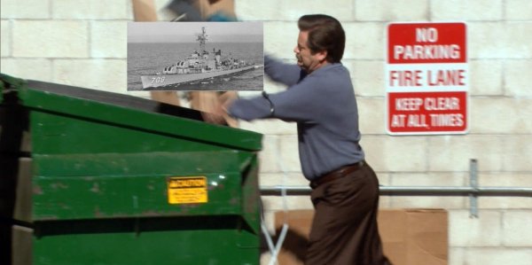 Выкидывает комп в мусорку