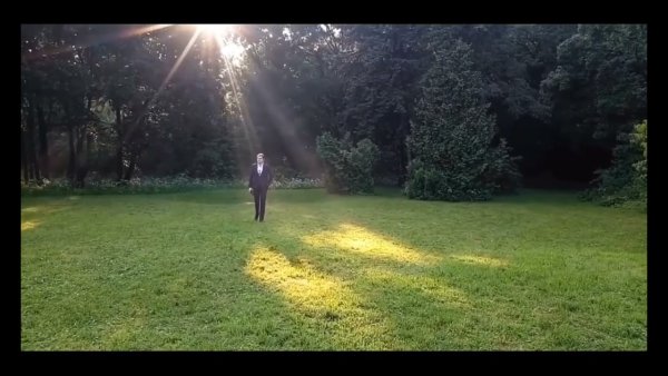 Мем Евгений Понасенков в парке