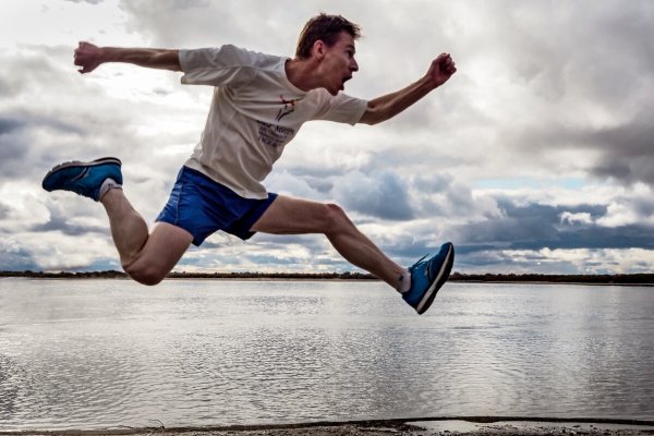 Быстро бежит