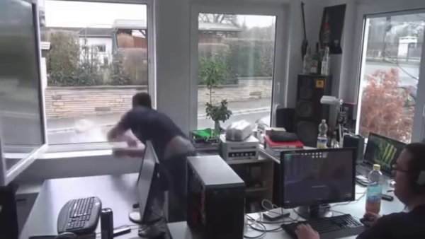 Выкинул комп из окна