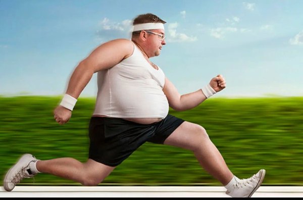 Толстый человек бежит