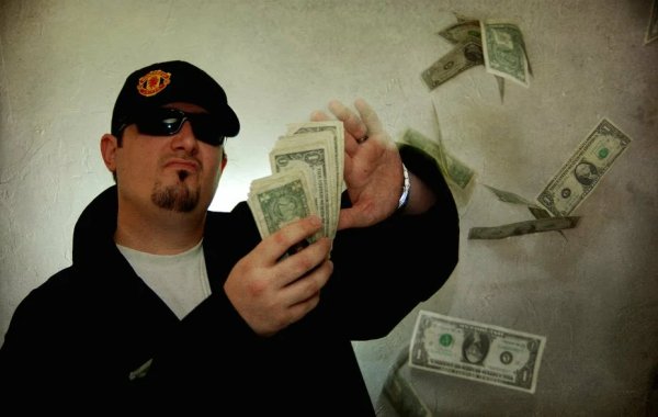 Раскидывает деньги