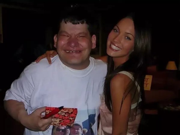 Красивая девушка и не красивий парень