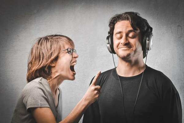 Люди кричат друг на друга