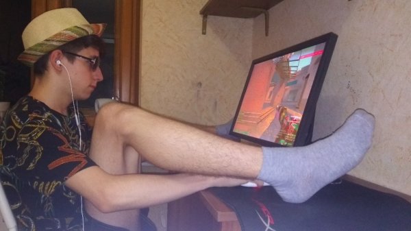 Ноги парней в носках