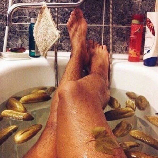 Мужские ноги в ванной