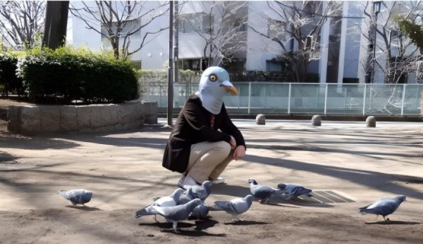 Человек в маске голубя