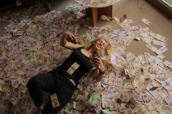 Девушка с деньгами