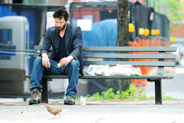 Киану Ривз на лавочке