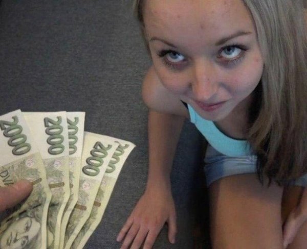 Девушка раздает деньги
