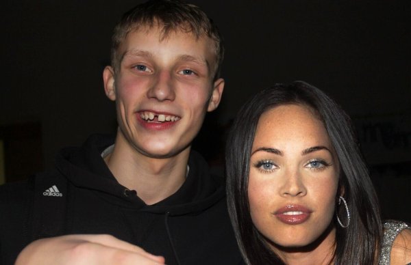 Некрасивый парень с девушкой