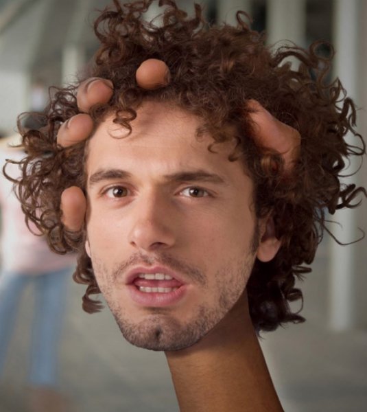 Смешной кудрявый парень
