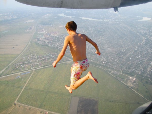 Человек прыгает